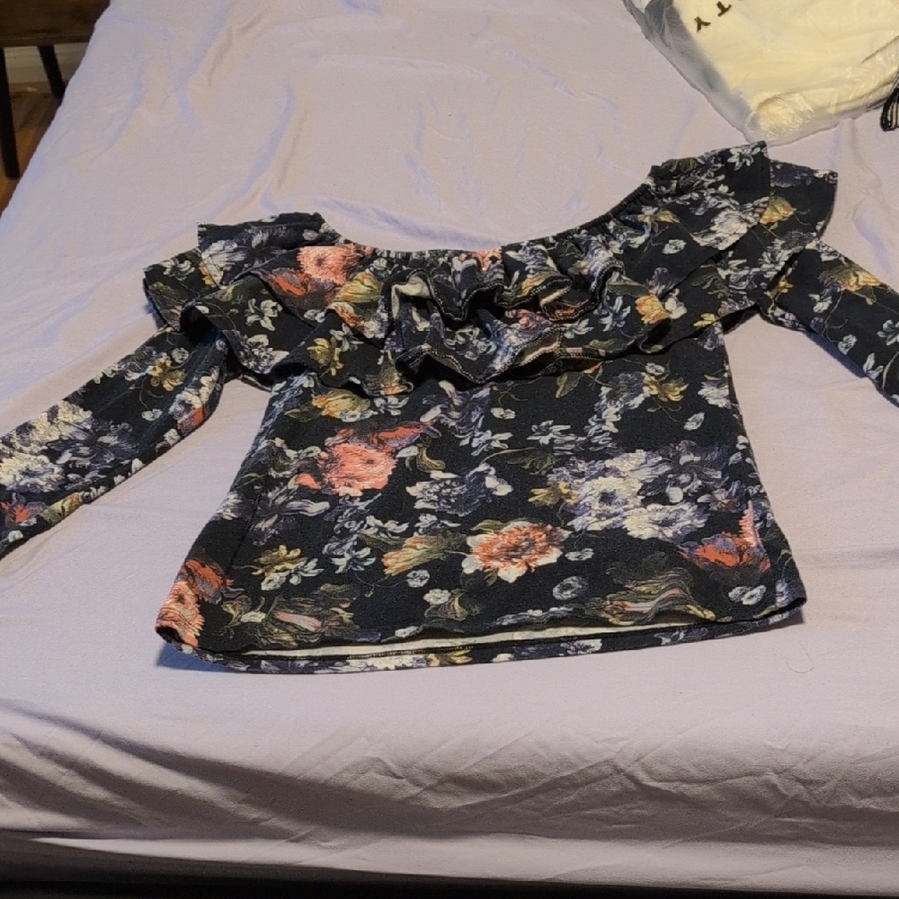 H&M OFF SHOULDER RUFFLE TOP - Picture 2 of 2
